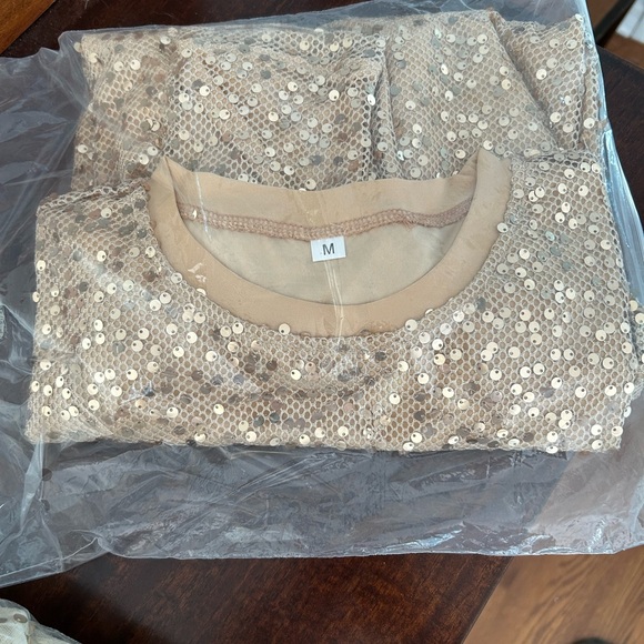 NEW IN PACKAGE, NEVER WORN Elegant Gold Sequin Crew Neck Blouse - Picture 5 of 5